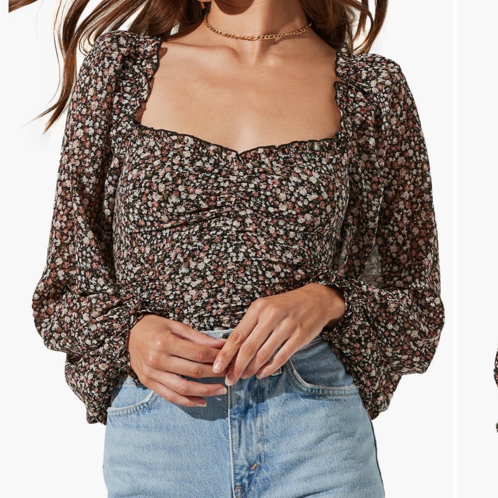 ASTR THE LABEL FLORAL RUCHED SWEATHEART NECK TOP. PERFECT CONDITION!